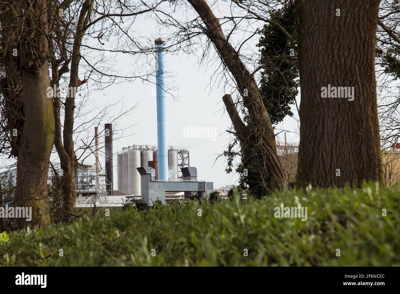 Une partie de l'usine de Vynova est vue, le 1er avril 2021, à Mazingarbe, en France. A Mazingarbe, une petite ville près de Lens, pas-de-Calais, la direction de Maram Tan, site classé à Seveso, a abandonné l'entreprise, qui est située sur un site de 160 hectares, et a abandonné ses soixante-quatorze employés. Ces derniers, en attendant la liquidation judiciaire décidée par le tribunal de commerce de la métropole européenne de Lille le 13 avril, sont désormais les seuls à assurer la sécurité de l'usine d'amonitrate (engrais azoté). Ce réservoir d'ammoniac, encore rempli de 750 tonnes de produit, doit être em Banque D'Images