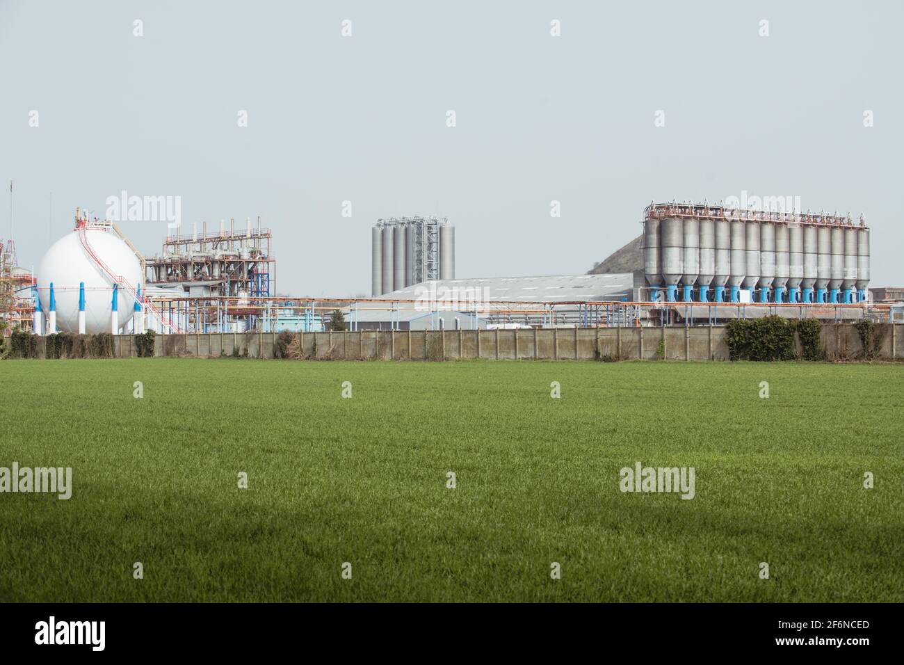 Une partie de l'usine de Vynova est vue, le 1er avril 2021, à Mazingarbe, en France. A Mazingarbe, une petite ville près de Lens, pas-de-Calais, la direction de Maram Tan, site classé à Seveso, a abandonné l'entreprise, qui est située sur un site de 160 hectares, et a abandonné ses soixante-quatorze employés. Ces derniers, en attendant la liquidation judiciaire décidée par le tribunal de commerce de la métropole européenne de Lille le 13 avril, sont désormais les seuls à assurer la sécurité de l'usine d'amonitrate (engrais azoté). Ce réservoir d'ammoniac, encore rempli de 750 tonnes de produit, doit être em Banque D'Images