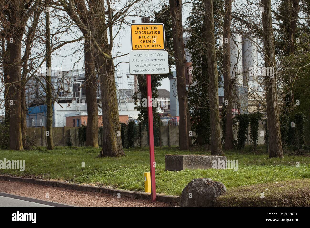 Un panneau portant la mention 'Seveso Law' est visible devant une partie de l'usine de Vynova, le 1er avril 2021, à Mazingarbe, en France. A Mazingarbe, une petite ville près de Lens, pas-de-Calais, la direction de Maram Tan, site classé à Seveso, a abandonné l'entreprise, qui est située sur un site de 160 hectares, et a abandonné ses soixante-quatorze employés. Ces derniers, en attendant la liquidation judiciaire décidée par le tribunal de commerce de la métropole européenne de Lille le 13 avril, sont désormais les seuls à assurer la sécurité de l'usine d'amonitrate (engrais azoté). Ce réservoir d'ammoniac, encore fille Banque D'Images