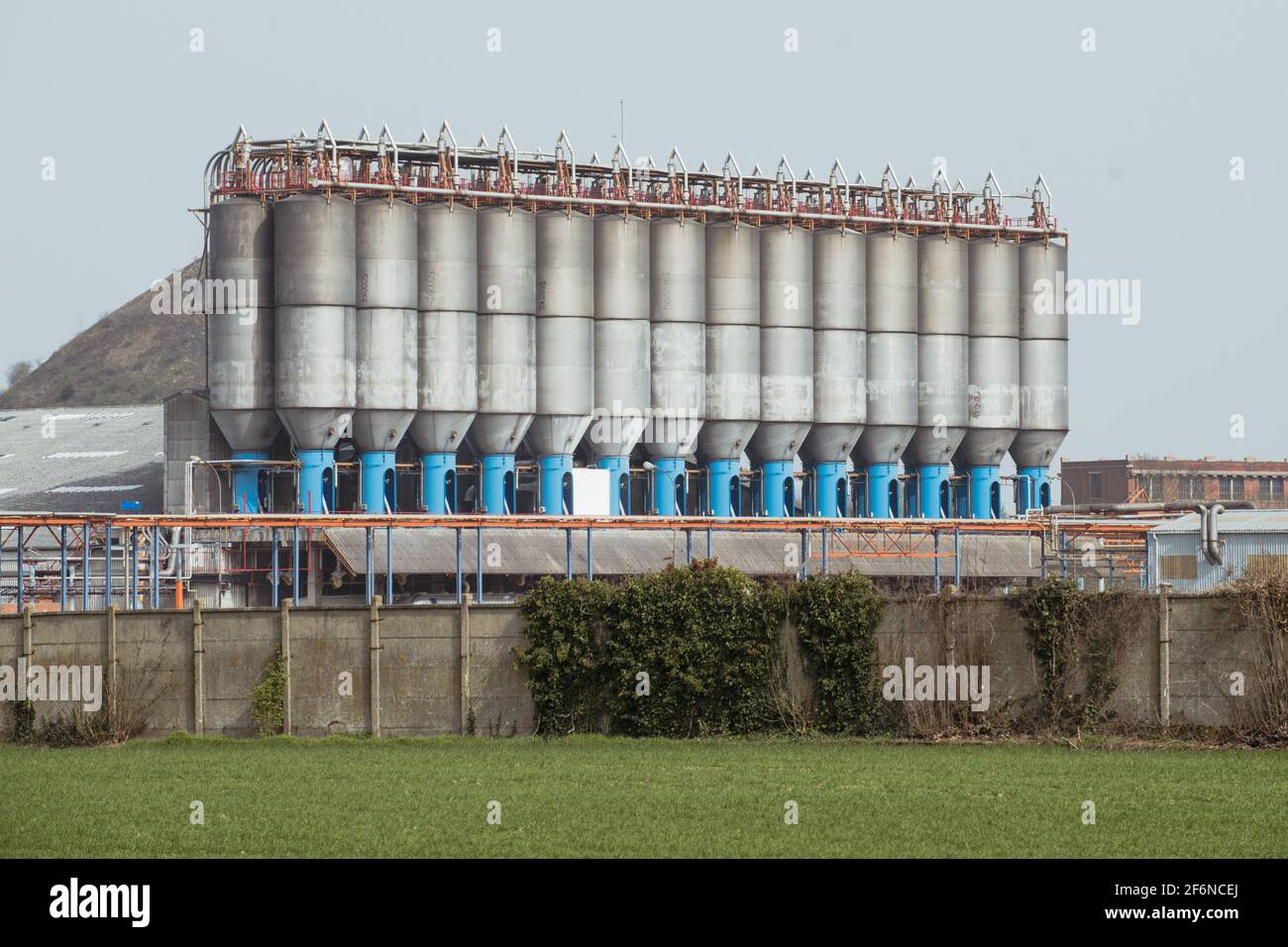 Une partie de l'usine de Vynova est vue, le 1er avril 2021, à Mazingarbe, en France. A Mazingarbe, une petite ville près de Lens, pas-de-Calais, la direction de Maram Tan, site classé à Seveso, a abandonné l'entreprise, qui est située sur un site de 160 hectares, et a abandonné ses soixante-quatorze employés. Ces derniers, en attendant la liquidation judiciaire décidée par le tribunal de commerce de la métropole européenne de Lille le 13 avril, sont désormais les seuls à assurer la sécurité de l'usine d'amonitrate (engrais azoté). Ce réservoir d'ammoniac, encore rempli de 750 tonnes de produit, doit être em Banque D'Images