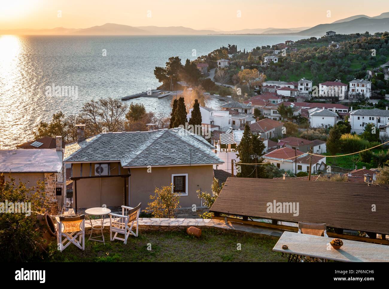 Coucher de soleil à Afissos, village traditionnel construit en amphithéâtre sur les pentes du Mont Pélion, avec vue sur le golfe Pagasétique. Magnésie, Grèce. Banque D'Images