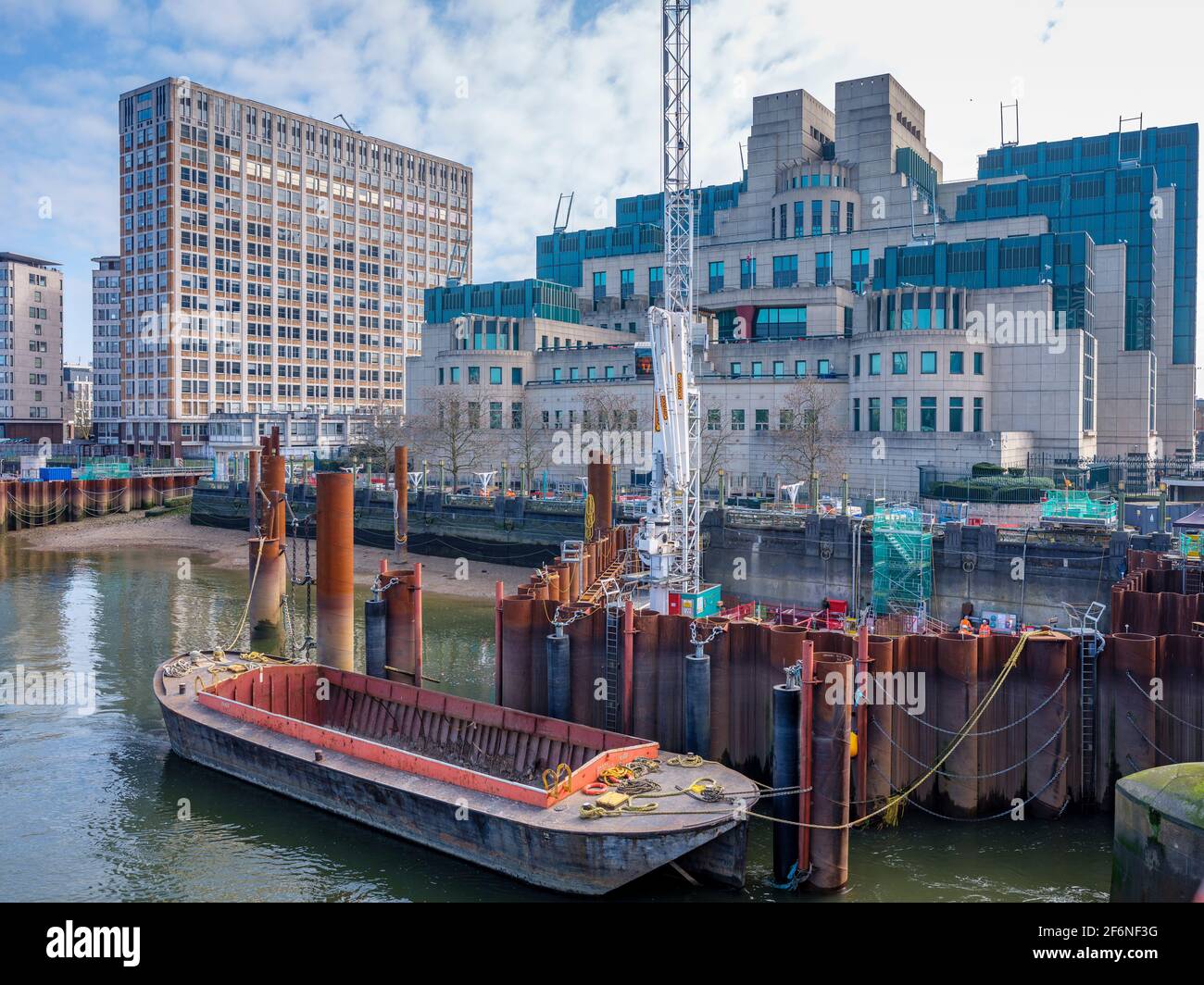 Travaux de construction pour le tunnel Thames Tideway, l'égout supérieur adjacent au siège du SIS à Vauxhall, dans le sud de Londres. Banque D'Images