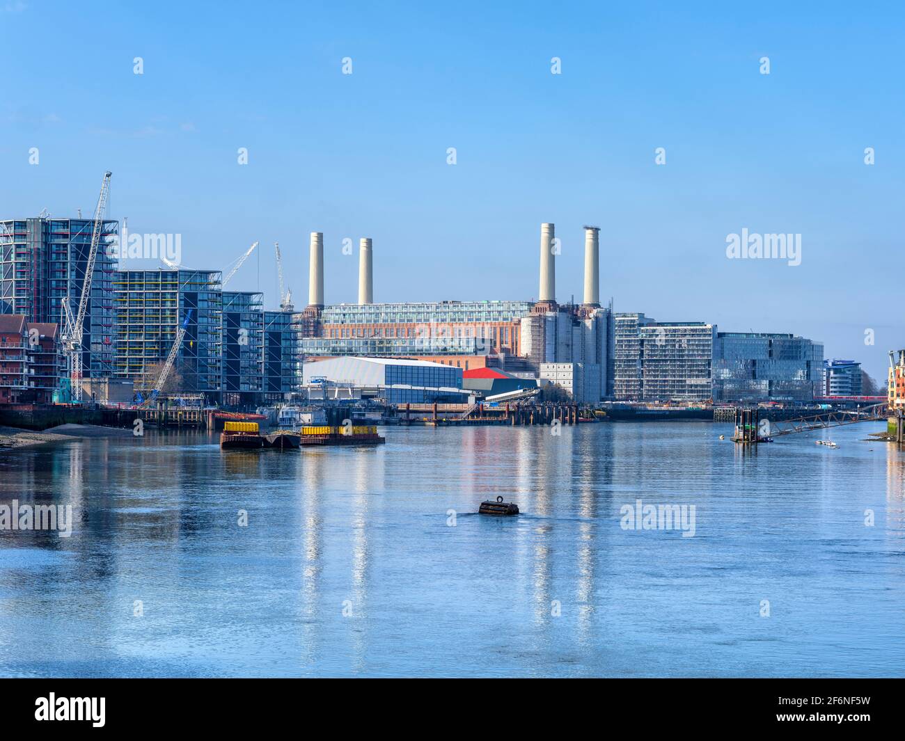 La vue à l'ouest depuis le pont Vauxhall vers Battersea avec la centrale restaurée et le nouveau bloc-appartement de haute élévation bordant la rive sud. Banque D'Images