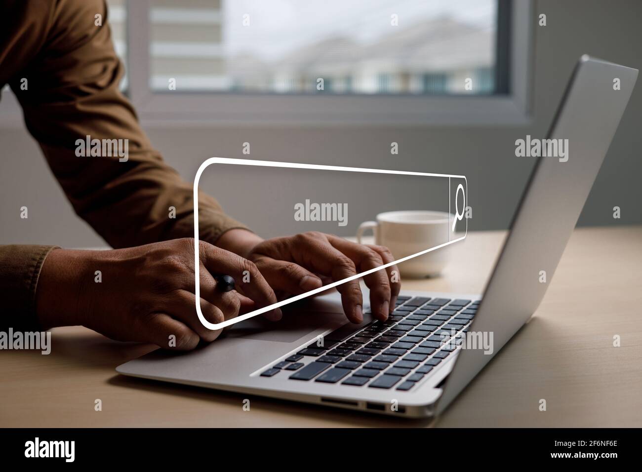 Rechercher sur Internet homme d'affaires en utilisant recherche navigation Internet Internet de Choses (IoT) sur la recherche de données Internet de navigation Banque D'Images