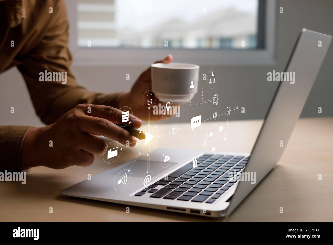 Rechercher sur Internet homme d'affaires en utilisant recherche navigation Internet Internet de Choses (IoT) sur la recherche de données Internet de navigation Banque D'Images