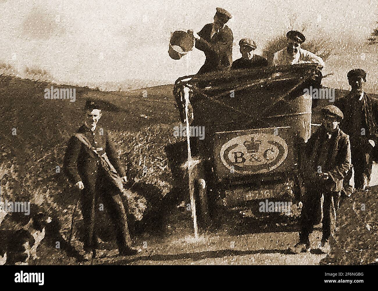 Production de films en Grande-Bretagne avant la première Guerre mondiale. Une équipe de la société britannique de films B & C sur place en 1914. British and Colonial films était une société britannique qui faisait essentiellement des films silencieux à Londres 1908 -1924. Plus tard en 1908, la British and Colonial Kinematograph Company a été créée en 1908 par Albert Henry ('Bert') Bloomfield (c.1882–1933) et John Benjamin (mac') McDowell (1878–1954). Opérant à partir d'un sous-sol loué dans le centre de Londres, ils n'ont utilisé qu'un seul appareil photo et ont développé les négatifs dans la maison de McDowell. Plus tard, ils ont déménagé dans leur propre studio à Newstead House, East Finchley, Londres. Banque D'Images