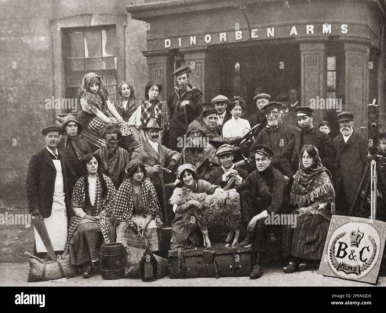 Production de films en Grande-Bretagne avant la première Guerre mondiale. Les acteurs des films B & C se rassemblent pour une séance photo en 1914, à l'extérieur des bras Dinorben. British & Colonial films était une société britannique qui faisait essentiellement des films silencieux à Londres 1908-1924. Plus tard en 1908, la British and Colonial Kinematograph Company a été créée en 1908 par Albert Henry ('Bert') Bloomfield (c.1882–1933) et John Benjamin (mac') McDowell (1878–1954). Opérant à partir d'un sous-sol loué dans le centre de Londres, ils n'ont utilisé qu'un seul appareil photo et ont développé les négatifs dans la maison de McDowell. Plus tard, ils ont déménagé dans leur propre studio à Newstead House, East Finchley, Londres. Banque D'Images