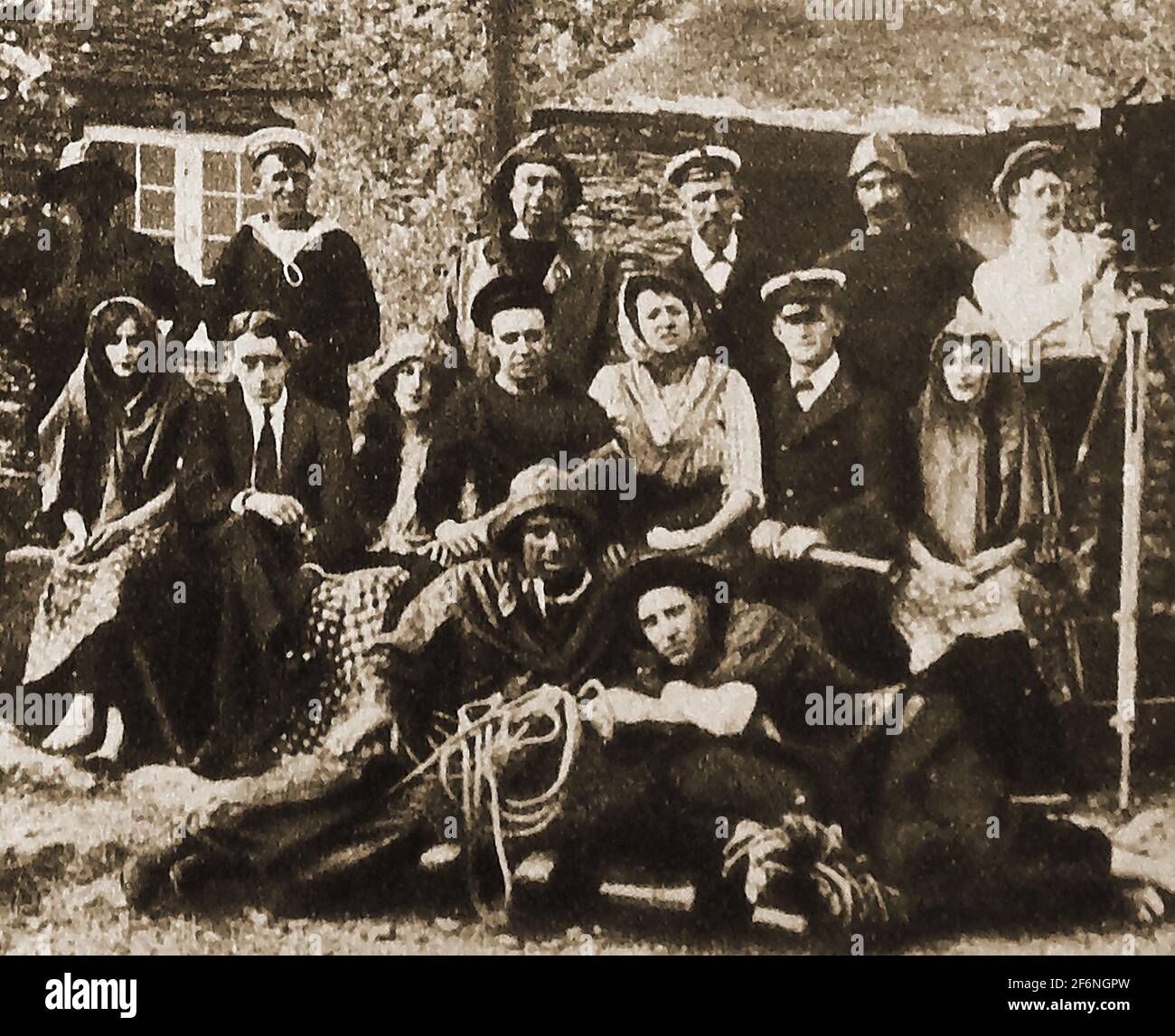 Production de films en Grande-Bretagne avant la première Guerre mondiale. Les acteurs de la société britannique B & C films se réunissent pour une séance photo en 1914. British and Colonial films était une société britannique qui faisait essentiellement des films silencieux à Londres 1908 -1924. Plus tard en 1908, la British and Colonial Kinematograph Company a été créée en 1908 par Albert Henry ('Bert') Bloomfield (c.1882–1933) et John Benjamin (mac') McDowell (1878–1954). Opérant à partir d'un sous-sol loué dans le centre de Londres, ils n'ont utilisé qu'un seul appareil photo et ont développé les négatifs dans la maison de McDowell. Plus tard, ils ont déménagé dans leur propre studio à Newstead House, East Finchley, Londres. Banque D'Images