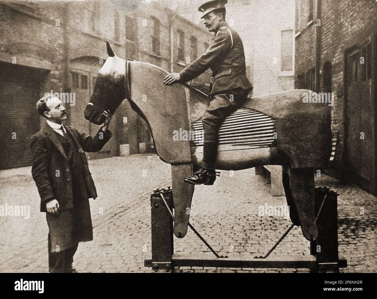 La première Guerre mondiale entraîne de nouvelles recrues de l'armée britannique sans aucune expérience de chevaux pour devenir cavalerie Banque D'Images