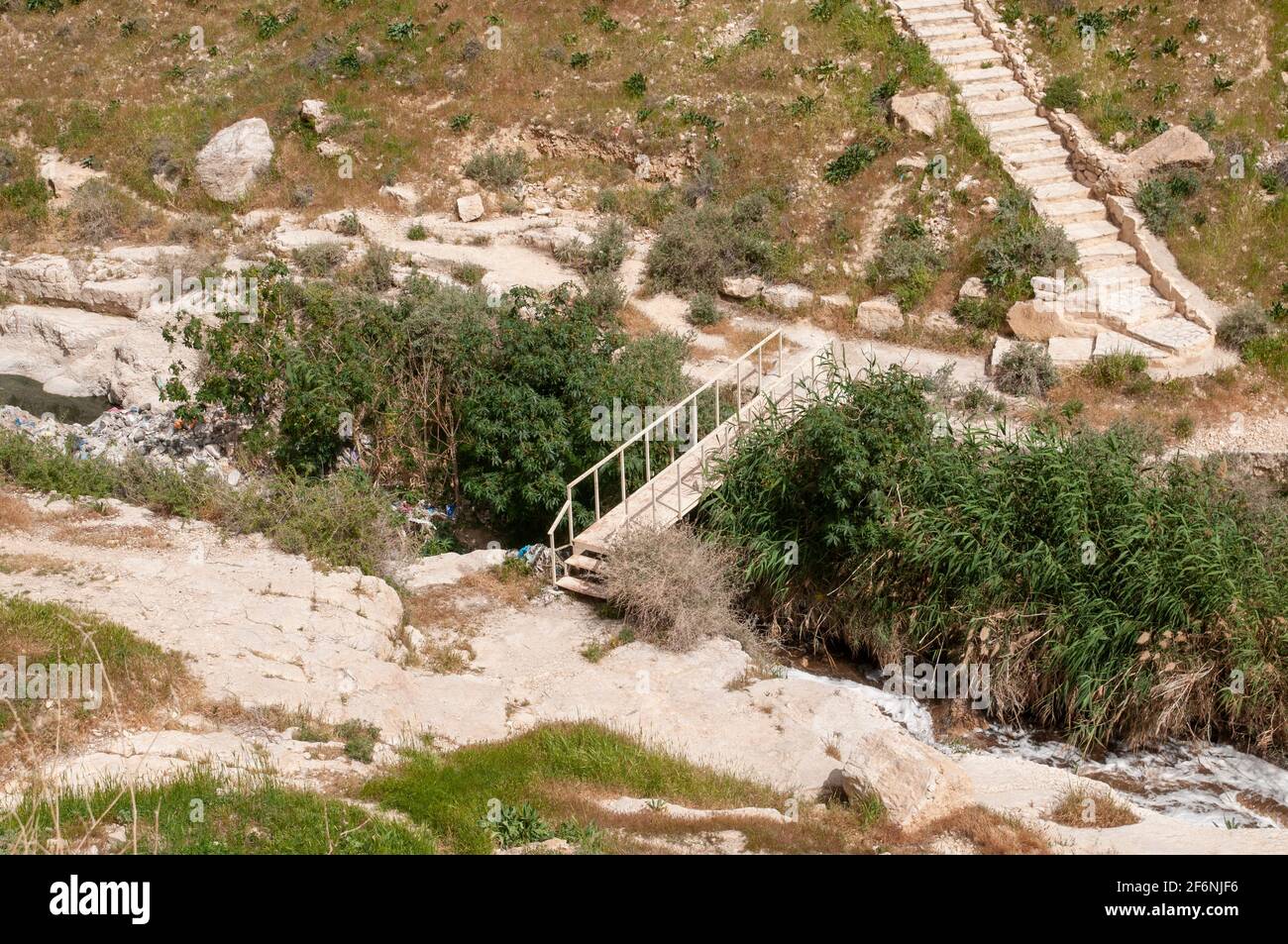 Le ruisseau Kidron coule de Jérusalem à la mer Morte. Le flux dans ce ruisseau est principalement composé d'égouts et d'eaux usées de Jérusalem et de coseo Banque D'Images