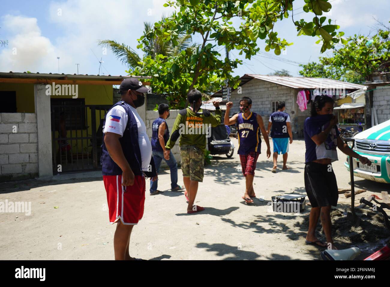 San Fernando, Philippines. 1er avril 2021. Barangay officiels de Cutud, Pampanga se ruant autour de mettre en œuvre des règles strictes de quarantaine et de verrouillage de personne ne faisant l'auto-flagellantion pendant la semaine de lenten. Cutud est connue comme la « capitale de la crucifixion des Philippines ». (Photo de Sherbien Dacalanio/Pacific Press) crédit: Pacific Press Media production Corp./Alay Live News Banque D'Images