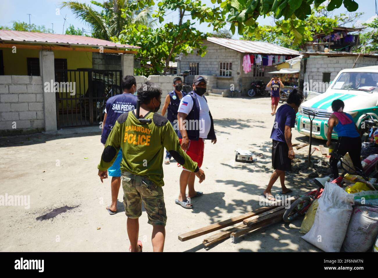 San Fernando, Philippines. 1er avril 2021. Barangay officiels de Cutud, Pampanga se ruant autour de mettre en œuvre des règles strictes de quarantaine et de verrouillage de personne ne faisant l'auto-flagellantion pendant la semaine de lenten. Cutud est connue comme la « capitale de la crucifixion des Philippines ». (Photo de Sherbien Dacalanio/Pacific Press) crédit: Pacific Press Media production Corp./Alay Live News Banque D'Images