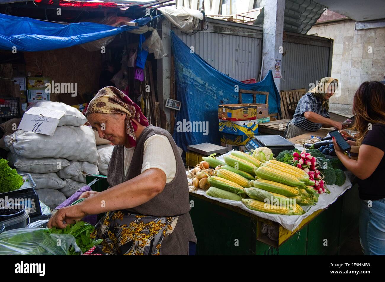 Ivano-Frankivsk, Ukraine - août 2019 : les vieilles femmes vendent des légumes locaux sur le marché de rue Banque D'Images