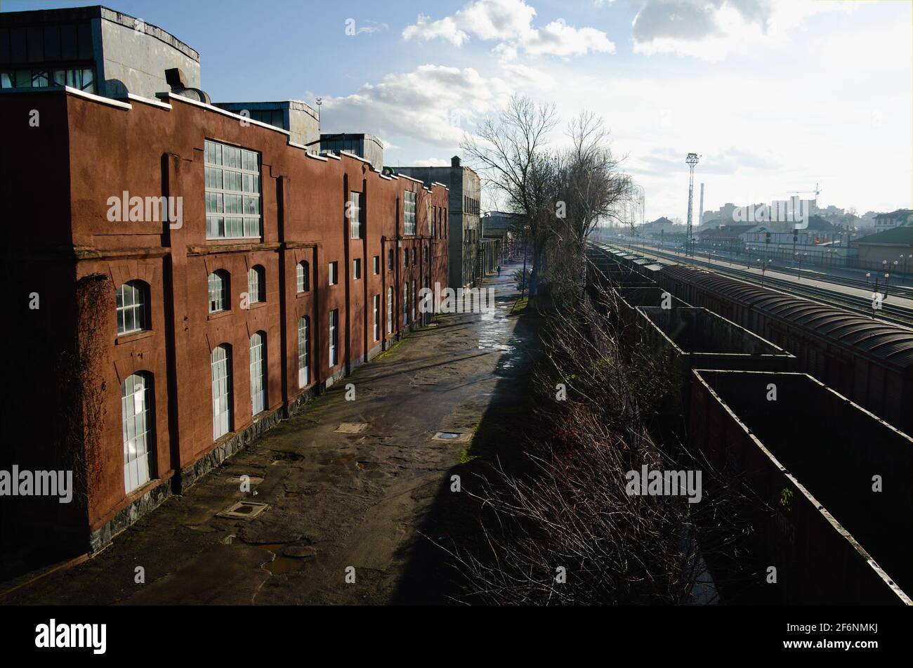 Routes ferroviaires et bâtiments industriels en briques. Vue depuis le pont de chemin de fer. Trains de marchandises sur une plate-forme. Vue sur la ville industrielle. Ivano-Frankivsk Banque D'Images