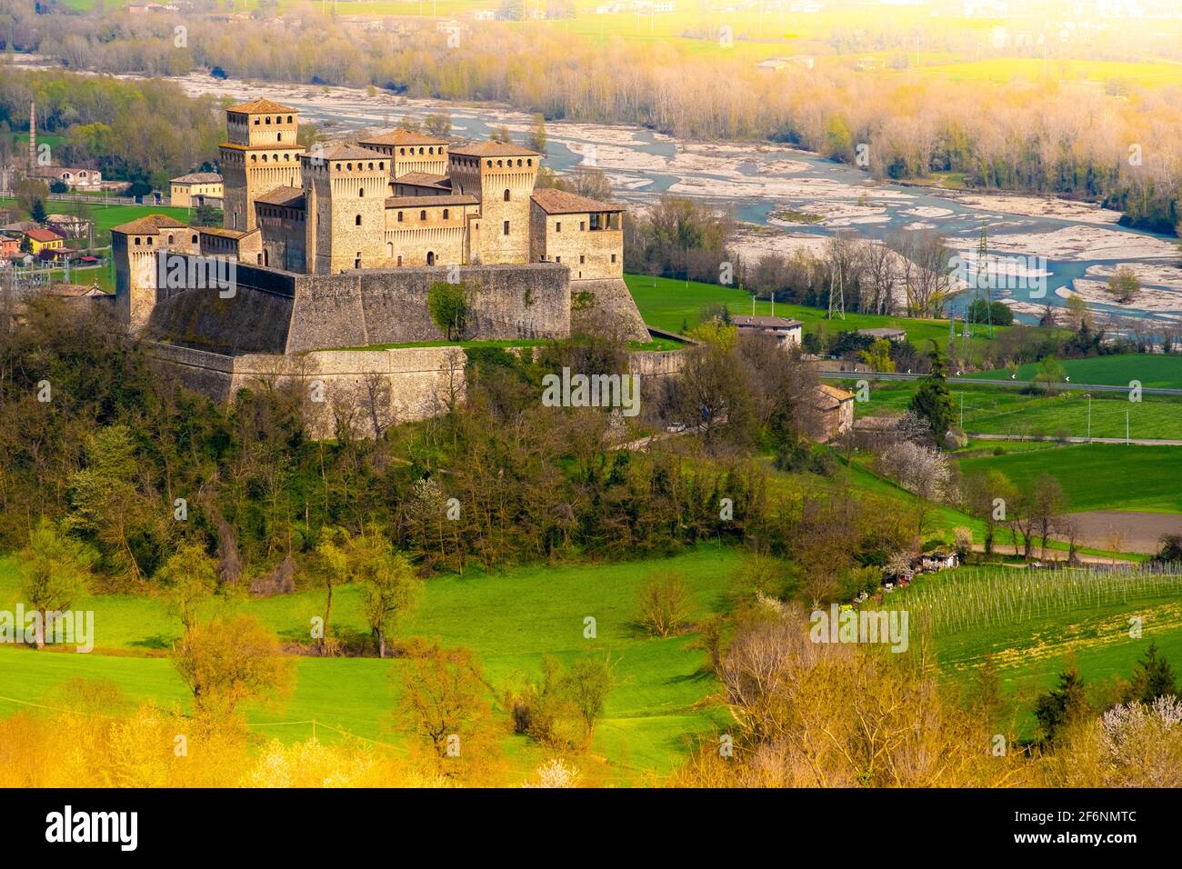 vue aérienne du château de fées médiéval avec un haut en couleur la rivière et les lumières jaunes aux bords magnifique fond comme dans les contes de fées Banque D'Images