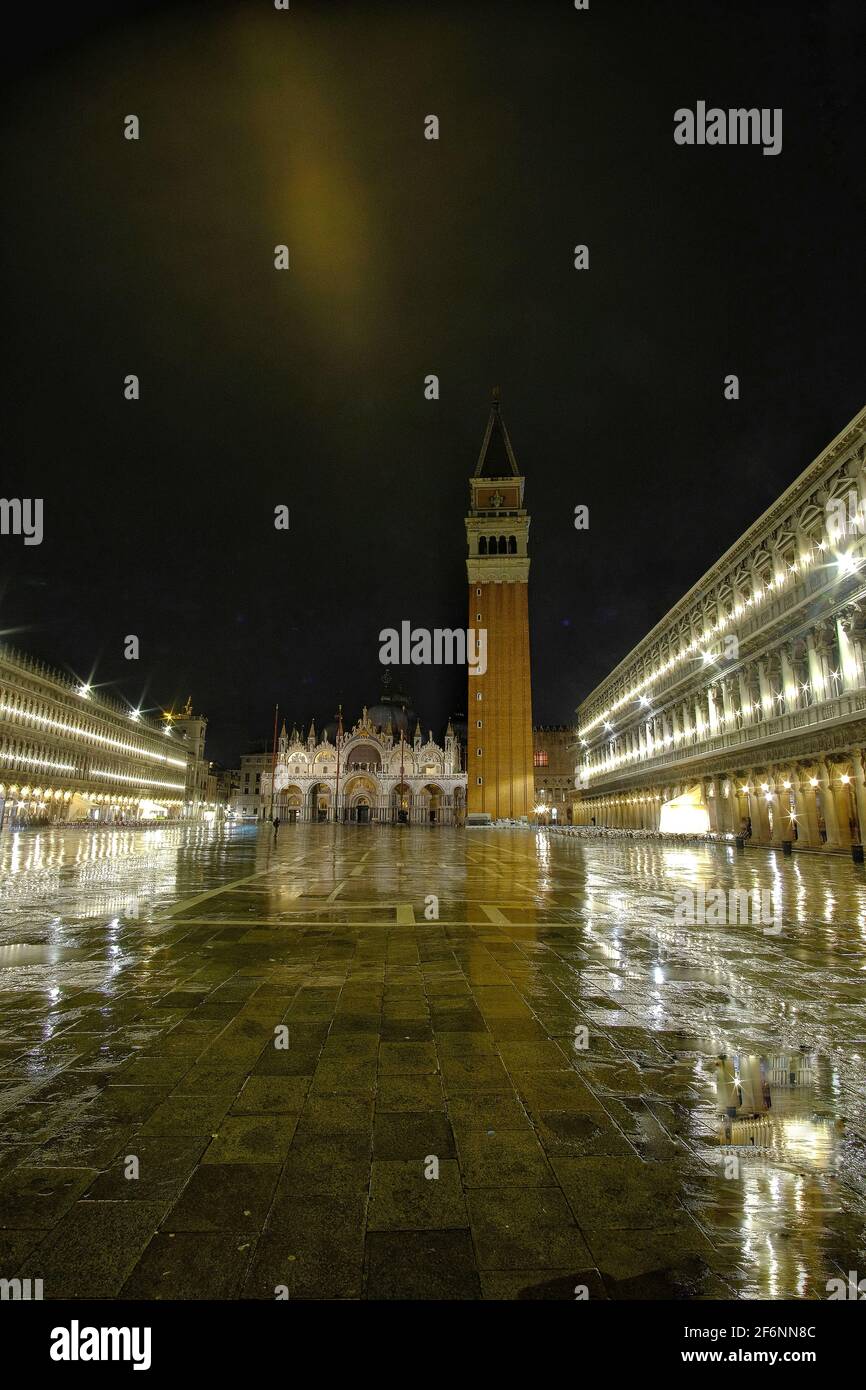 Venise, Italie - 27 avril 2019 : vue d'un beau reflet dans l'eau du Palais des Doges illuminé à Venise Italie Banque D'Images