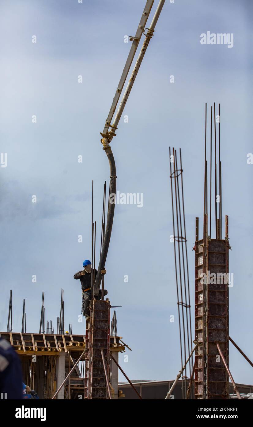 Aktau, Kazakhstan - 19 mai 2012 Construction d'une usine moderne de bitume asphaltique. Assemblage des colonnes de construction. Travailleurs sur les formulaires Banque D'Images