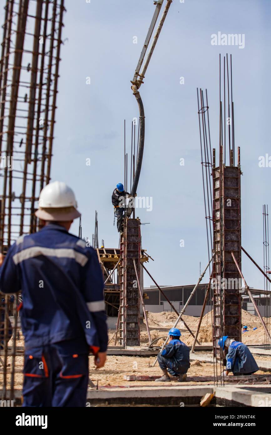 Aktau, Kazakhstan - 19 mai 2012 Construction d'une usine de bitume asphaltique. Concentrez-vous sur le travailleur central Banque D'Images