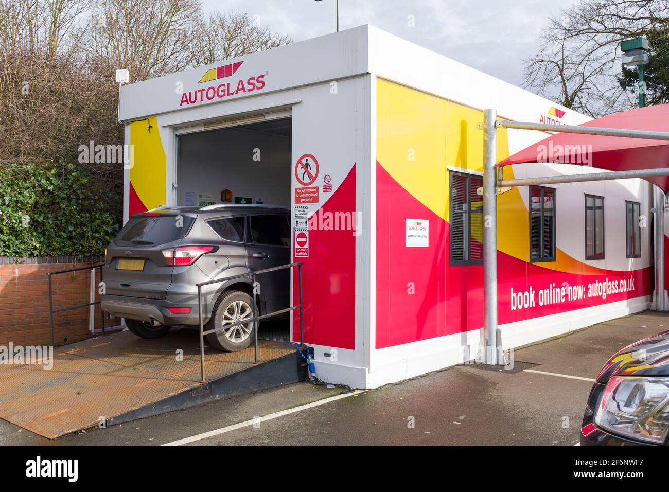 AYLESBURY, Royaume-Uni - 03 février 2021. Atelier Autogass à Aylesbury, Buckinghamshire. Réparation et remplacement du pare-brise, Royaume-Uni Banque D'Images