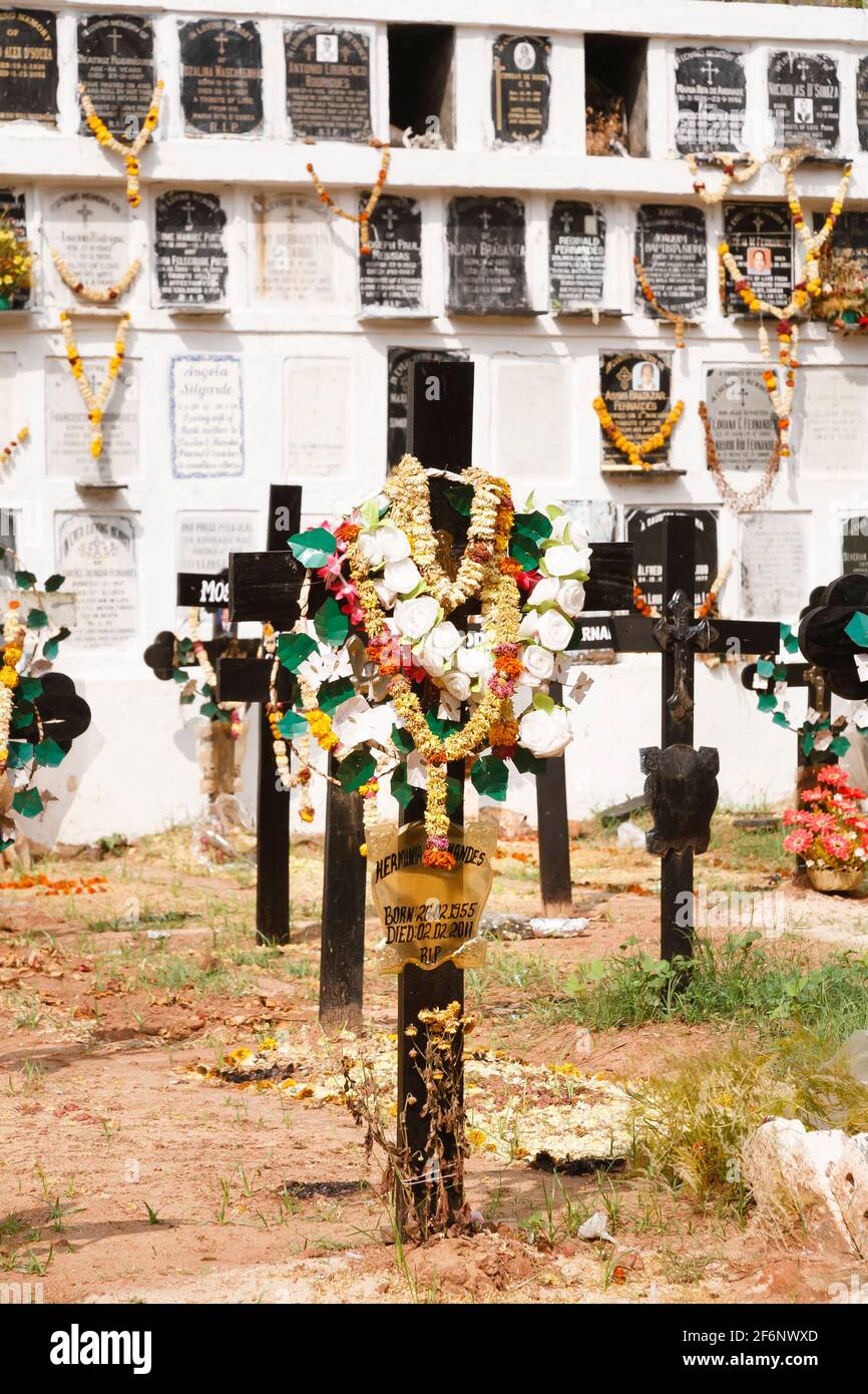 PANAJI, INDE - 07 novembre 2011. Cimetière, cimetière avec sépultures et niches dans le cimetière de l'église. Cimetières indiens. Banque D'Images