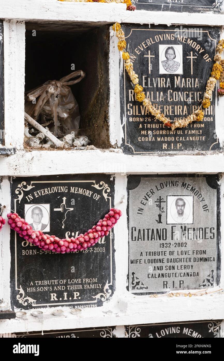 PANAJI, INDE - 07 novembre 2011. Niches de cimetière dans un cimetière de Goa, Inde. Mur de columbarium fermé. Une niche ouverte avec des restes ou des os humains Banque D'Images