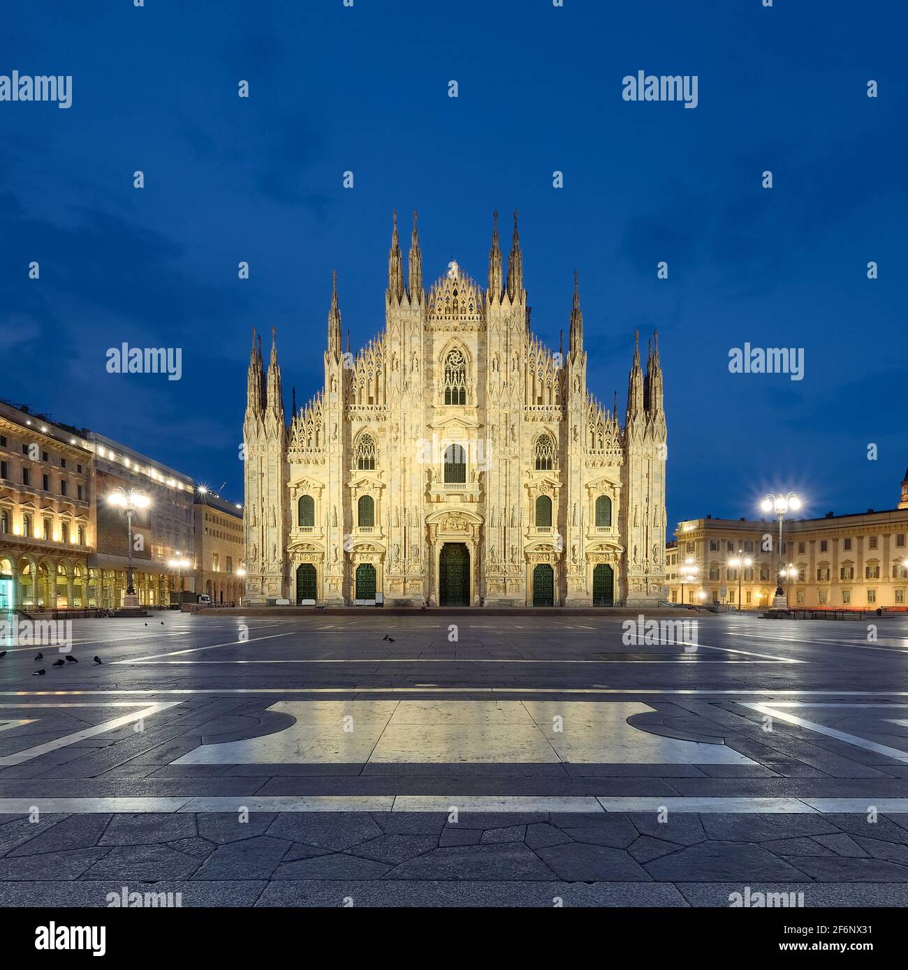 Cathédrale Duomo de Milan, galerie Vittorio Emanuele II sur la Piazza del Duomo la nuit. Architecture romantique de l'Italie, Milan au crépuscule. Banque D'Images