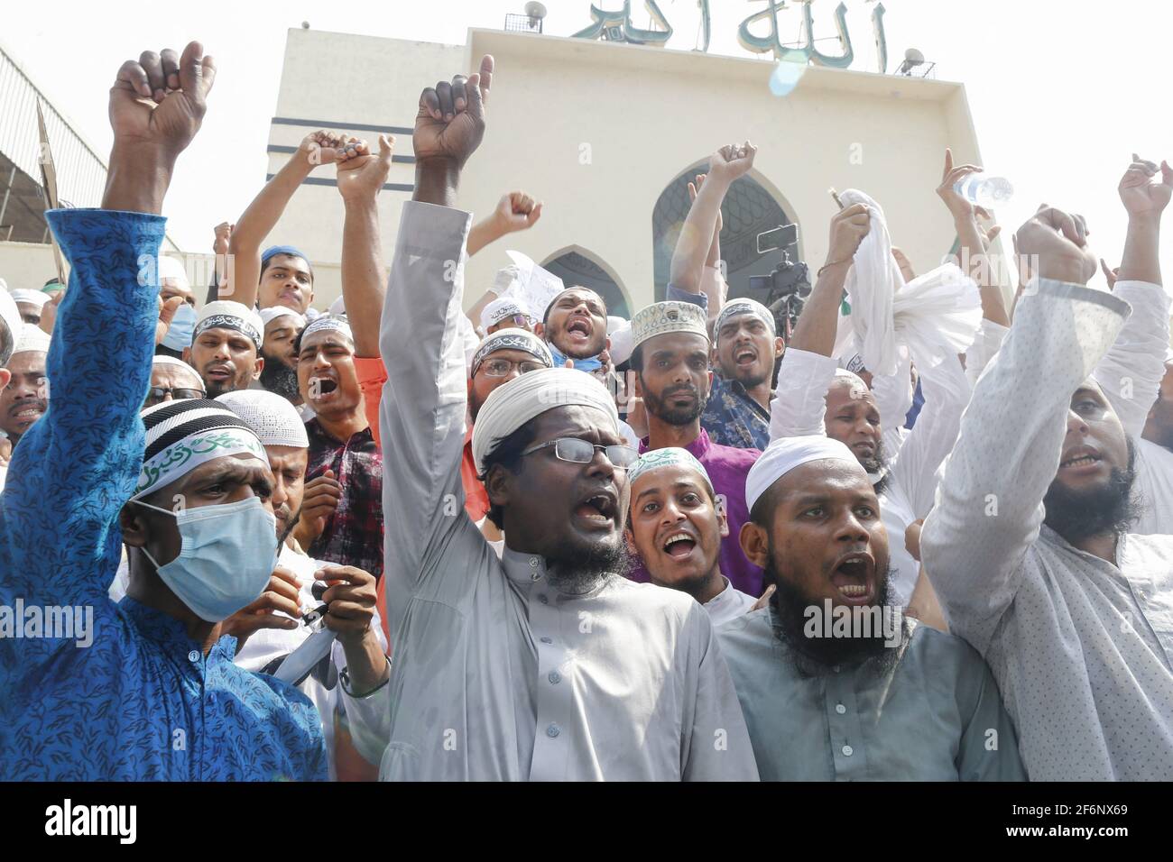 Les partisans de Hefajat-e-Islam Bangladesh ont crié leur slogan alors qu'ils se réunissent dans une manifestation devant la mosquée nationale Baitul Mukarram pour protester contre la mort de ses militants lors d'affrontements avec des agents de police pendant trois jours, à Dhaka, au Bangladesh, le 2 avril 2021. Photo de Kanti Das Suvra/ABACAPRESS.COM Banque D'Images