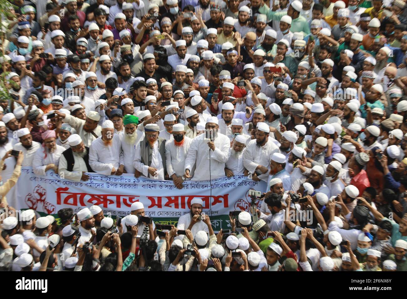 Hefajat-e-Islam a organisé une manifestation devant la mosquée nationale Baitul Mukarram pour protester contre la mort de ses militants lors d'affrontements avec des responsables de la loi pendant trois jours, à Dhaka, au Bangladesh, le 2 avril 2021. Photo de Kanti Das Suvra/ABACAPRESS.COM Banque D'Images