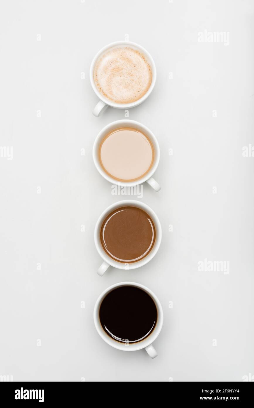 vue de dessus de différentes boissons fraîches au café avec du lait sur blanc Banque D'Images