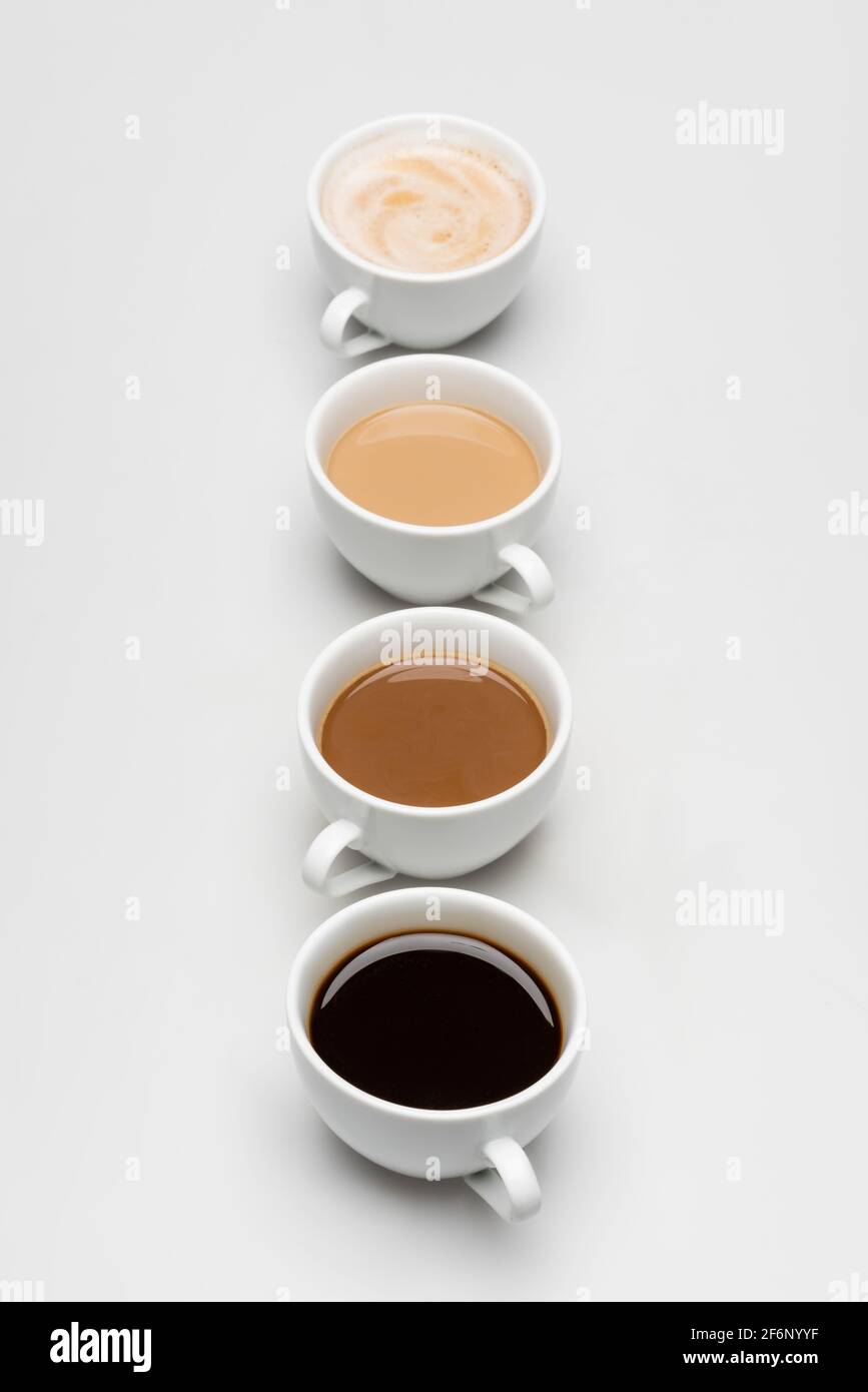 différentes boissons fraîches au café avec du lait sur du blanc Banque D'Images