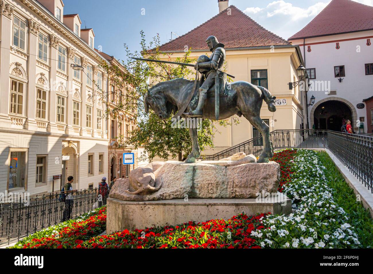 Saint-George et la statue de bronze du Dragon à Zagreb, Croatie Banque D'Images