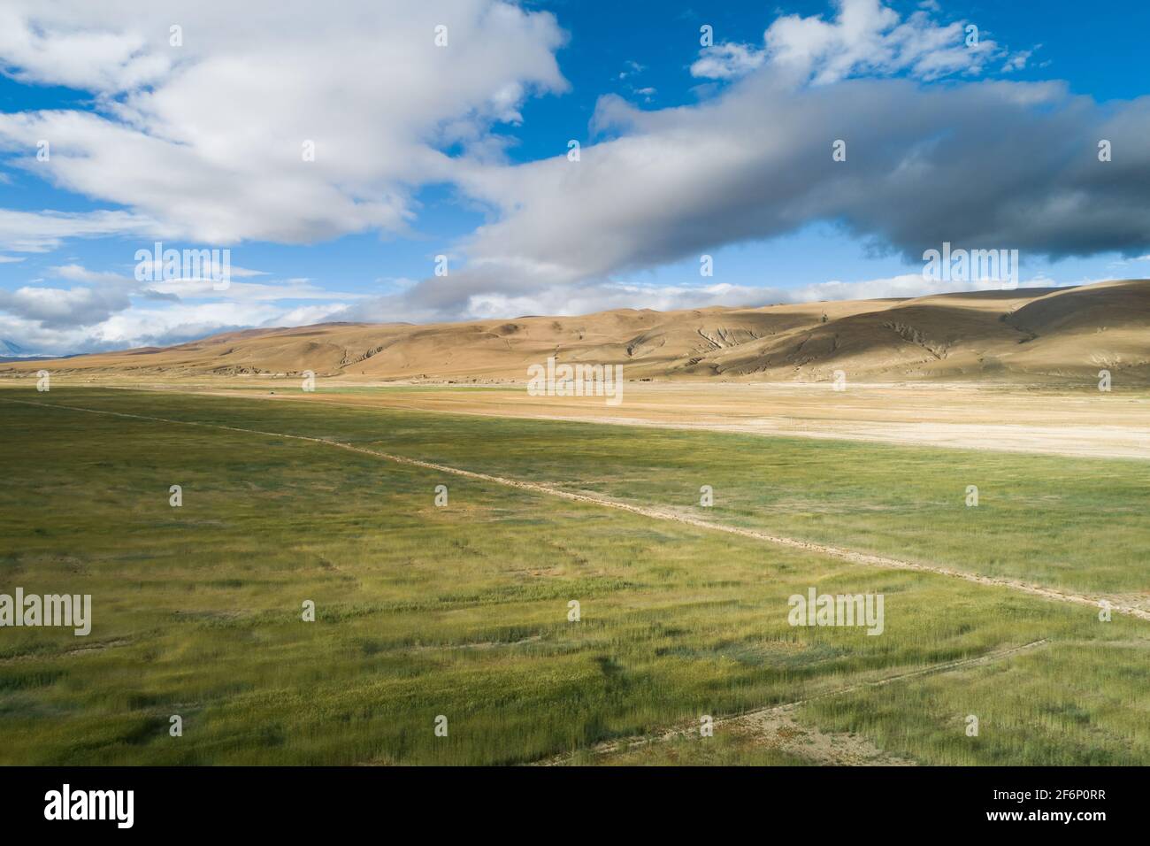 Photographie aérienne de paysages naturels de la campagne et des prairies tibétaines Banque D'Images