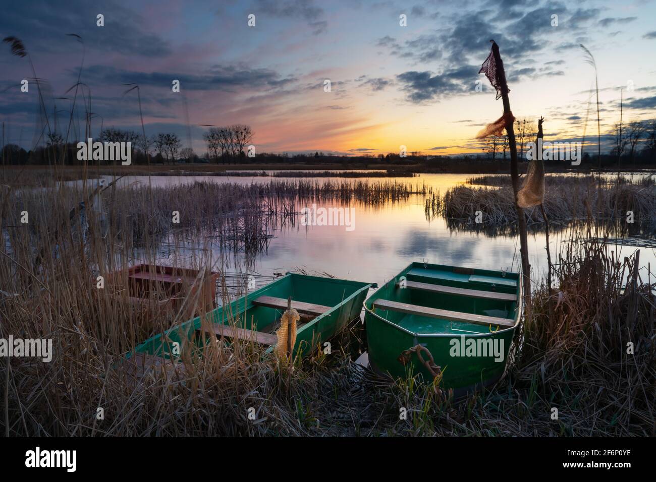 Petits bateaux sur la rive du lac, vue en soirée, Stankow, Lubelskie, Pologne Banque D'Images