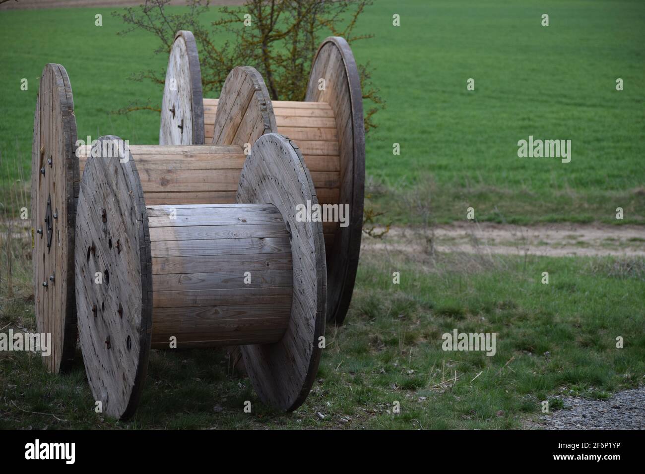 Rouleaux en bois vides utilisés pour les câbles souterrains Banque D'Images