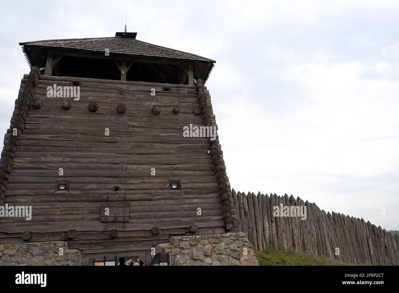 Tour et mur défensif en bois, Musée Cosaque, île de Khortitsa, rivière Dnieper, Zaporozhye,Ukraine. Banque D'Images