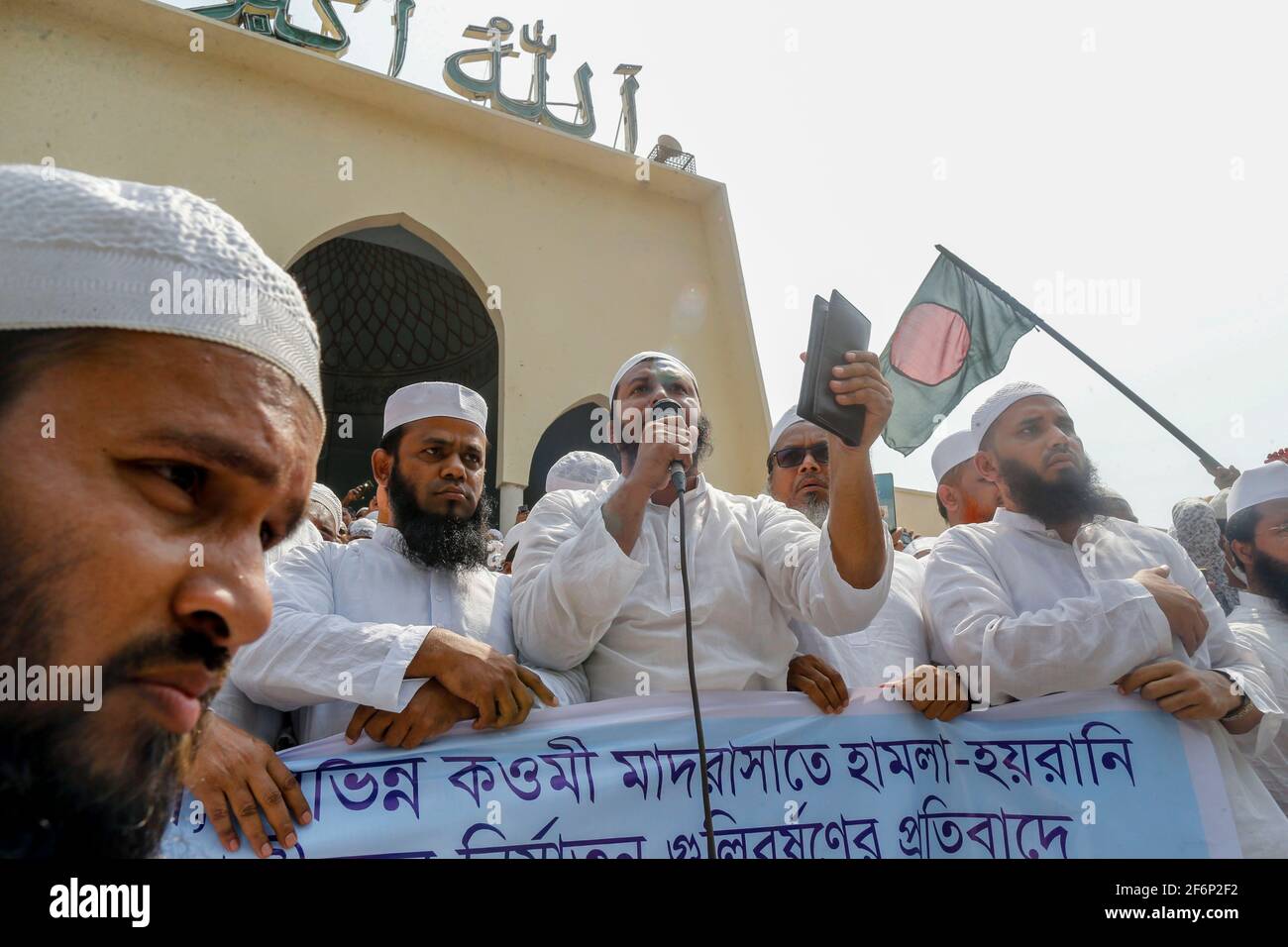 2 avril 2021, Dhaka, Bangladesh: Hefajat-e-Islam Bangladesh a organisé une manifestation devant la mosquée nationale Baitul Mukarram pour protester contre la mort de ses militants lors d'affrontements avec des agents de police pendant trois jours, à Dhaka, au Bangladesh, le 2 avril 2021. (Image crédit: © Suvra Kanti Das/ZUMA Wire) Banque D'Images