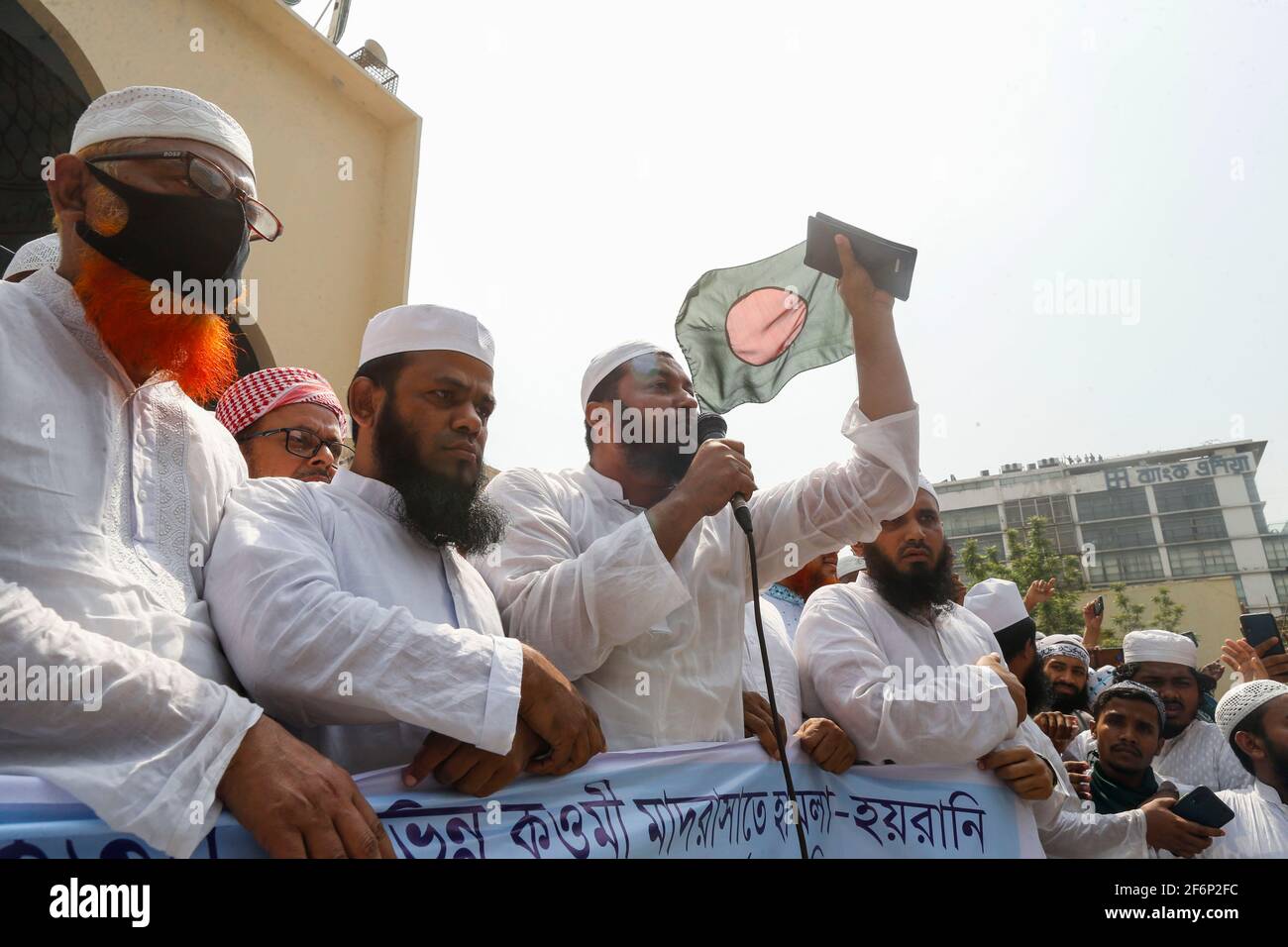 2 avril 2021, Dhaka, Bangladesh: Hefajat-e-Islam Bangladesh a organisé une manifestation devant la mosquée nationale Baitul Mukarram pour protester contre la mort de ses militants lors d'affrontements avec des agents de police pendant trois jours, à Dhaka, au Bangladesh, le 2 avril 2021. (Image crédit: © Suvra Kanti Das/ZUMA Wire) Banque D'Images