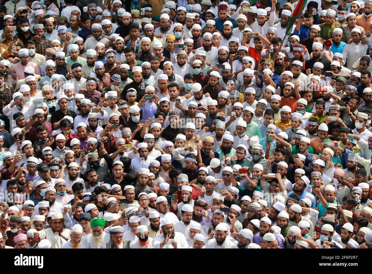 Dhaka, Bangladesh. 2 avril 2021. Hefajat-e-Islam Bangladesh a organisé une manifestation devant la mosquée nationale Baitul Mukarram pour protester contre la mort de ses militants lors d'affrontements avec des responsables de la loi pendant trois jours, à Dhaka, au Bangladesh, le 2 avril 2021. Credit: Suvra Kanti Das/ZUMA Wire/Alay Live News Banque D'Images