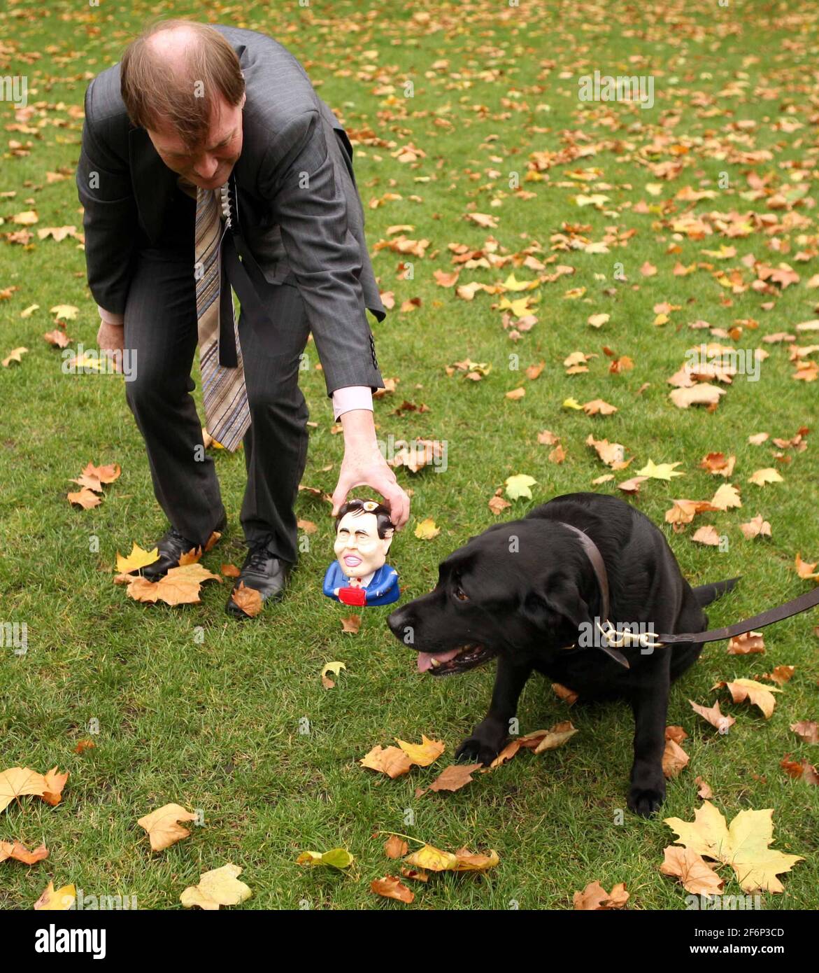 Spectacle canin de Westminster..... M.PS et leurs animaux de compagnie participent au spectacle de chiens de Westminster David Amiss MP et Michael qui a un jouet Gordon Brown en caoutchouc. pic David Sandison Banque D'Images