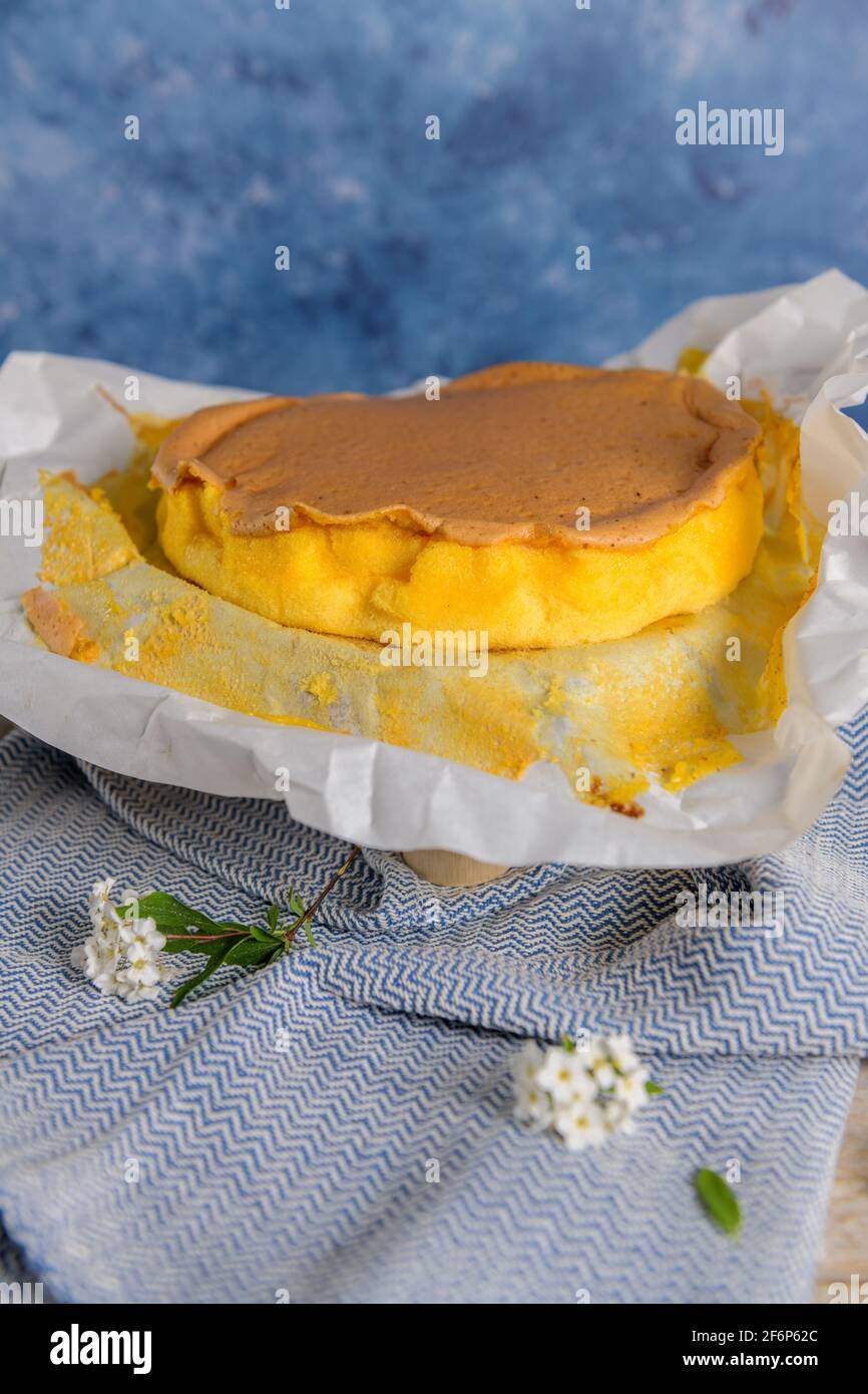 Gateau De Savoie Portugais Enveloppe Dans Le Papier Typique Utilise Sur La Cuisson Sur Fond De Bois Avec La Decoration Des Oeufs De Paques Peints Photo Stock Alamy Gateau De Savoie Portugais Enveloppe Dans Le Papier Typique Utilise Sur La Cuisson Sur Fond De Bois Avec La Decoration Des Oeufs De Paques Peints Photo Stock Alamy