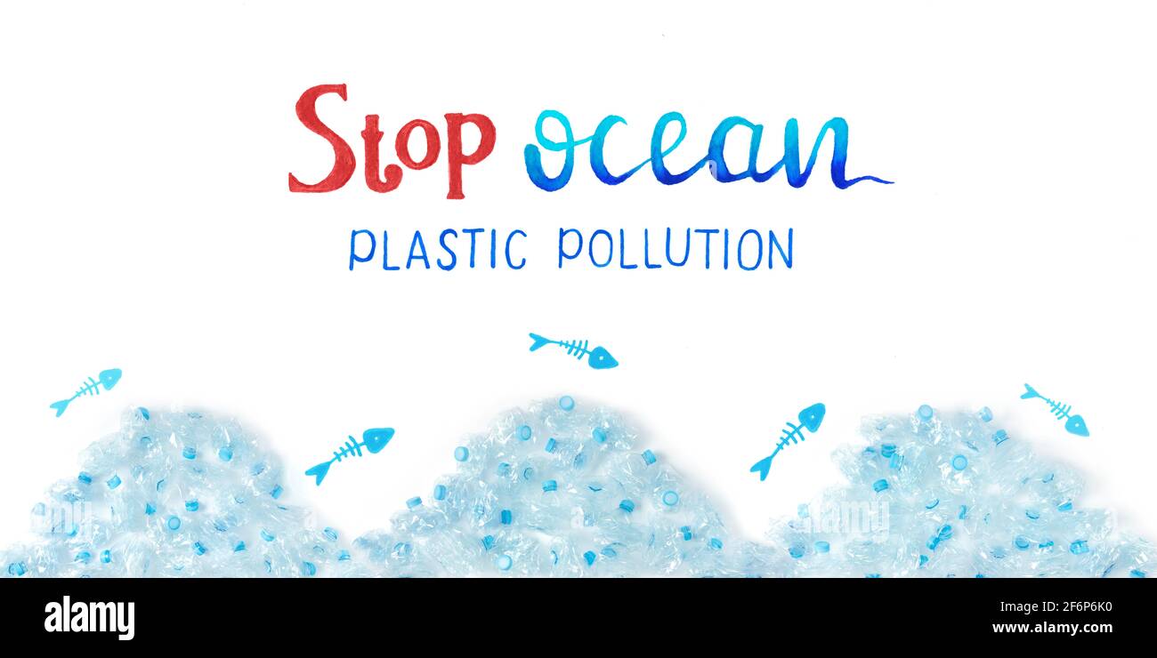 Arrêter la pollution plastique de l'océan concept. Poissons morts et bouteilles de plastique écrasées mer. Lettrage dessiné à la main. Banque D'Images