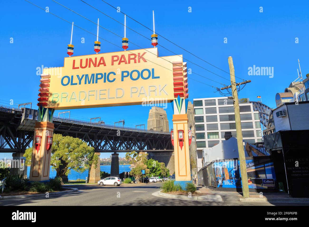 Panneau de bienvenue Art déco historique « Luna Park / Olympic Pool / Bradfield Park » à Milsons point, Sydney, Australie Banque D'Images