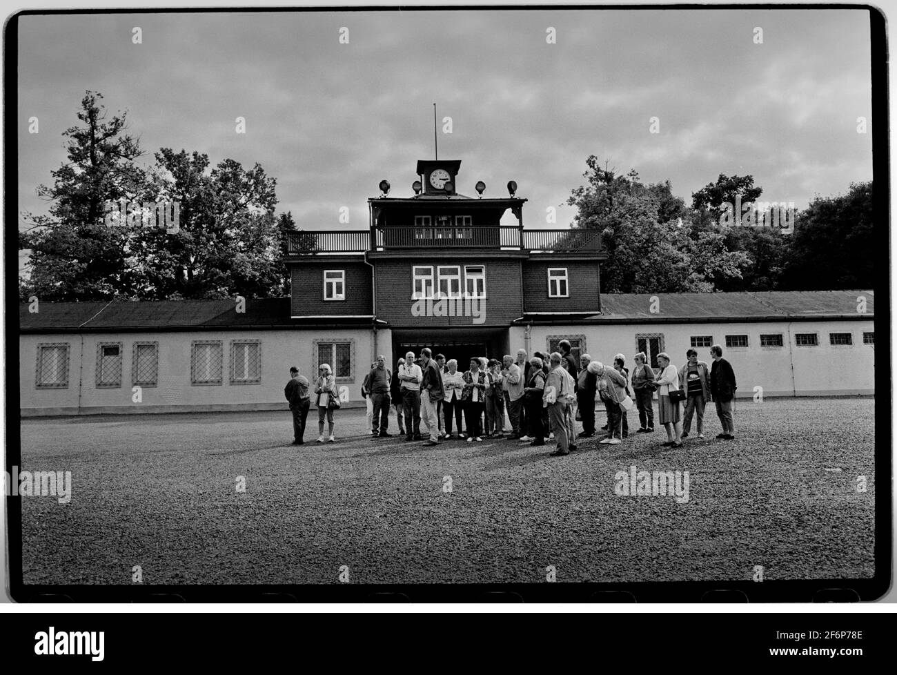 Camp de concentration de Buchenwald Weimar en Thuringe Allemagne 1994 visiteurs au camp . Buchenwald était un camp de concentration nazi établi sur la colline de l'Ettersberg près de Weimar. Le capitaine Frederic Keffer est arrivé à Buchenwald le 11 avril 1945 à 3 h 15 (maintenant l'heure permanente de l'horloge à la porte d'entrée). Banque D'Images