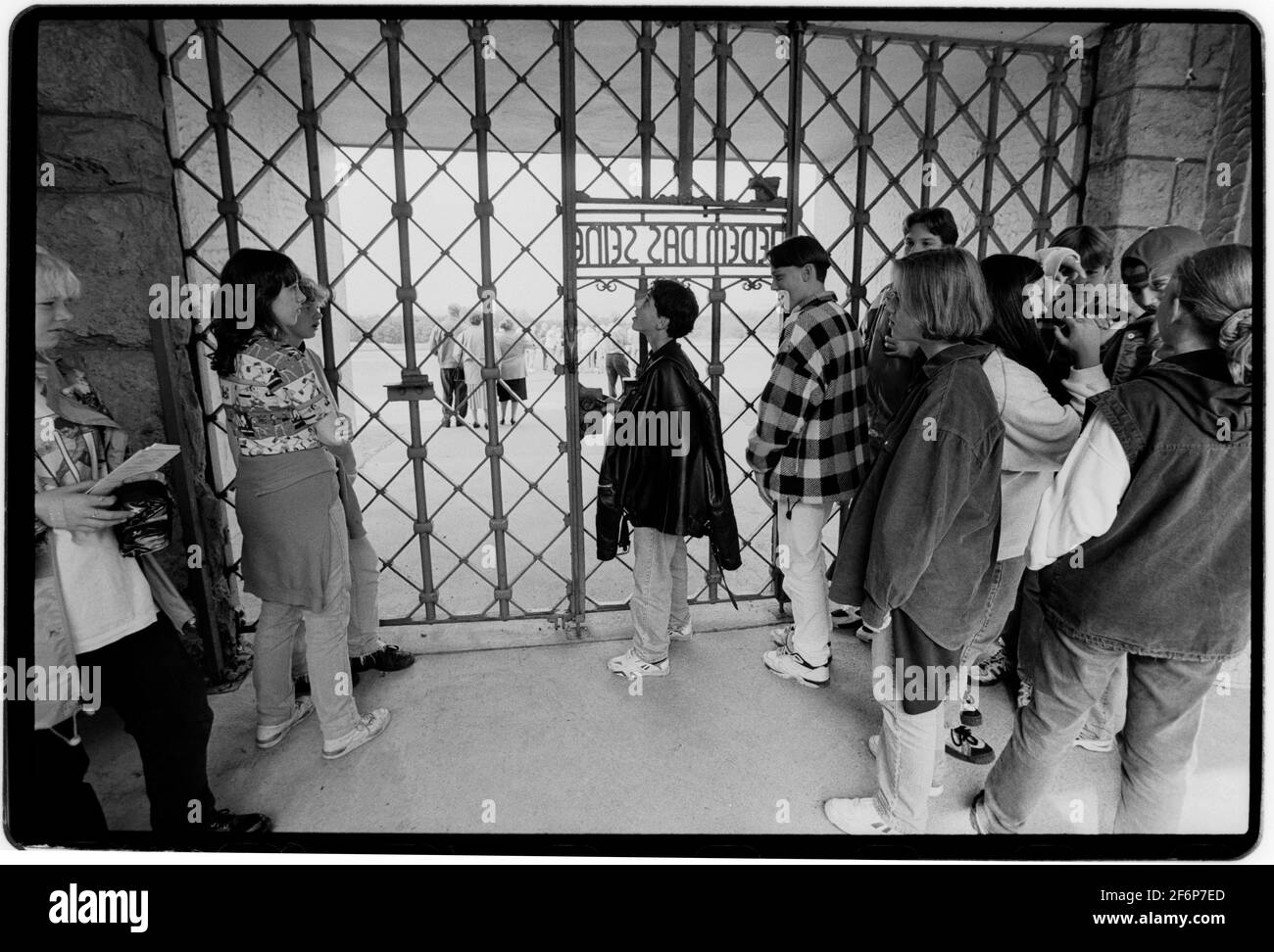 Camp de concentration de Buchenwald Weimar en Thuringe Allemagne 1994 de jeunes élèves visitent le camp. 'Jedem das Seine' fait partie de la porte principale qui fait face aux détenus. Il s'agit de la traduction allemande littérale de l'expression latine suum cuique, signifiant « à chacun de ses propres » ou « à chacun de ce qu'il mérite ». Banque D'Images