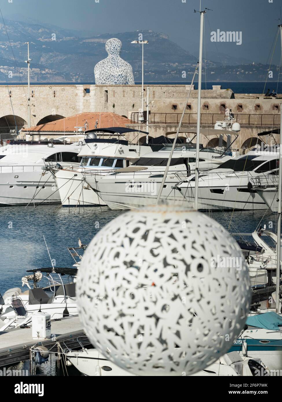Le port d'Antibes, Port Vauban, est le plus grand port de plaisance d'Europe. De nombreux yachts enregistrés dans les paradis fiscaux sont amarrés dans le port ou sur le Quai des Milliartaires. Avec la crise de la santé pendant un an, de nombreux endroits sont vides. Les propriétaires étrangers ou les marins ne peuvent plus venir rejoindre cet endroit très occupé pour la voile de luxe. Antibes. France. Mars 31 2021. Photo Mario FOURMY/ABACAPRESS.COM Banque D'Images