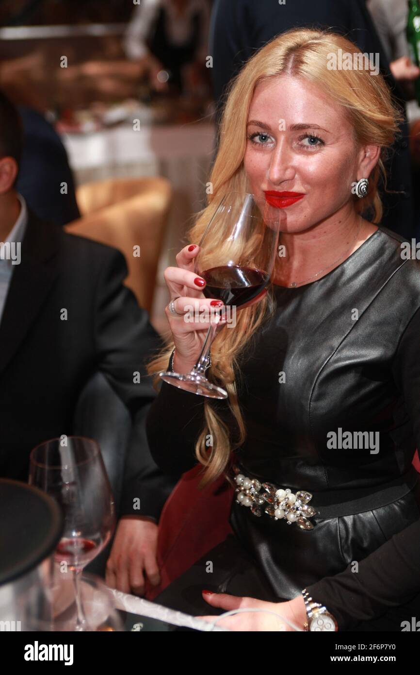 Iryna Galay, la première femme d'Ukraine sur Everest et athlète polyvalent, - grimpeur de montagne/boxeur/coureur de marathon apprécie son verre de vin à la conférence de carburants Banque D'Images