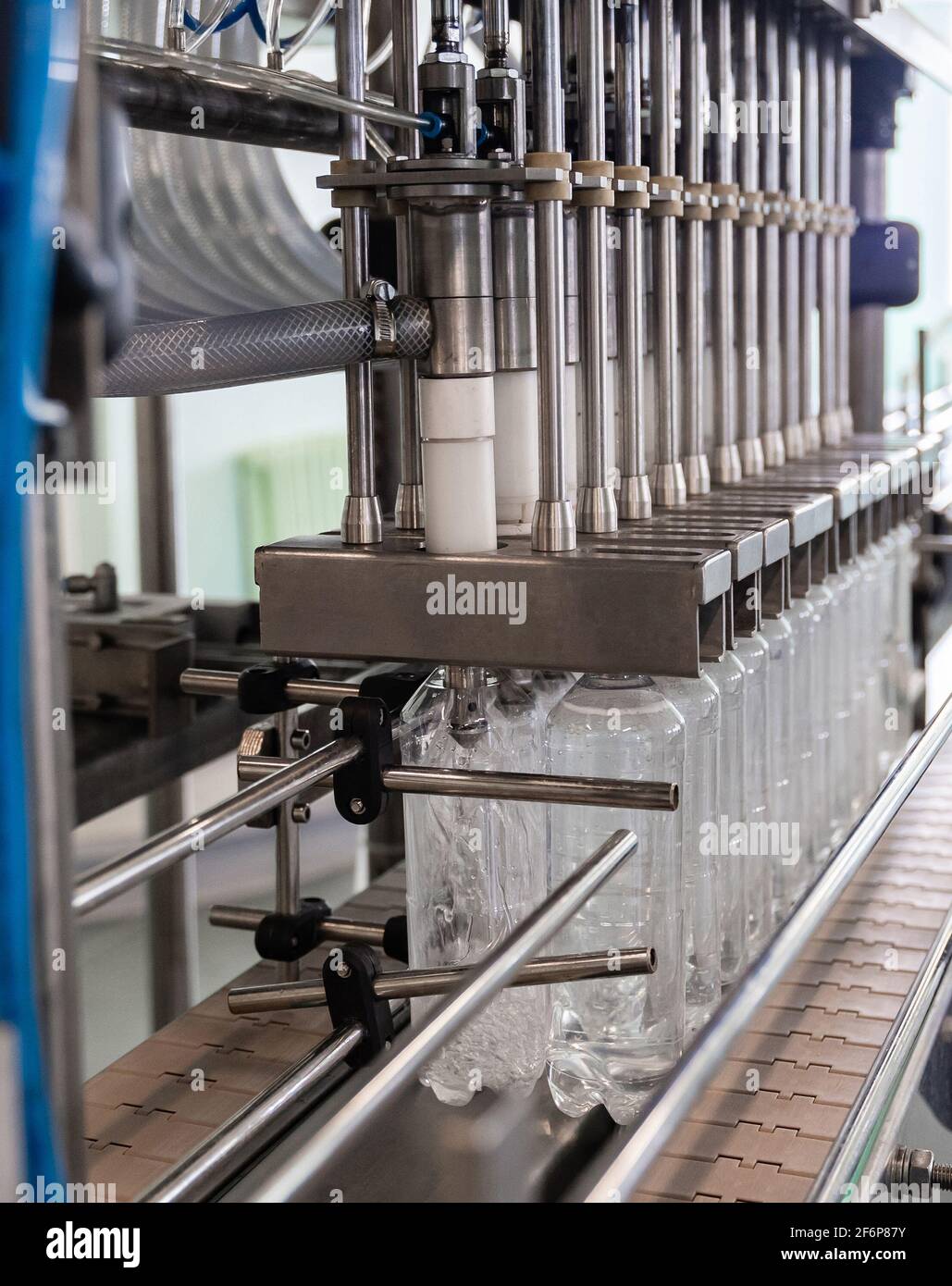 Remplissage d'eau minérale dans des bouteilles en plastique. Chaîne de production d'eau. Banque D'Images