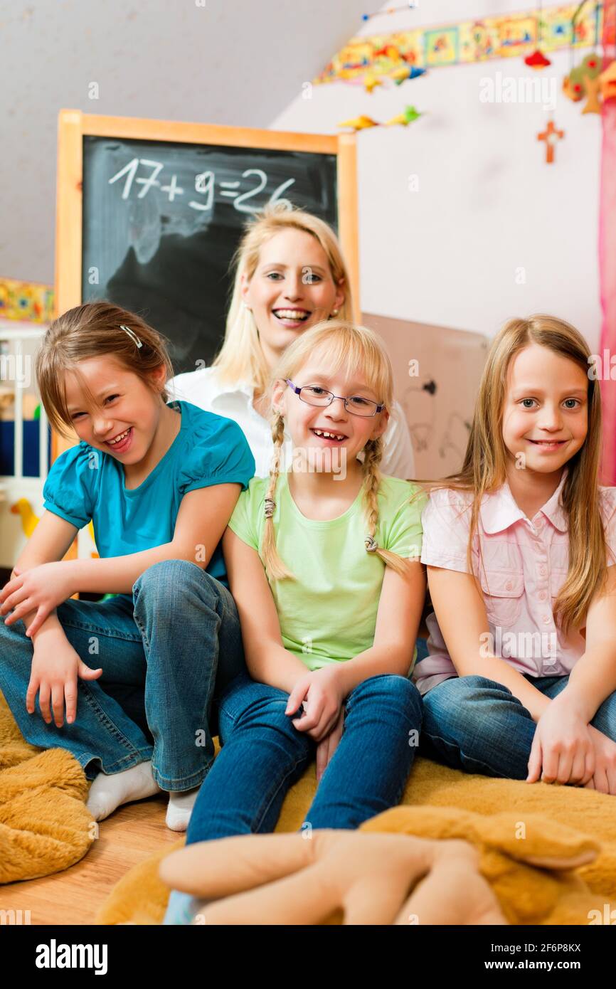 - Mère de famille avec ses filles, toutes visant à aller à l'école déjà Banque D'Images