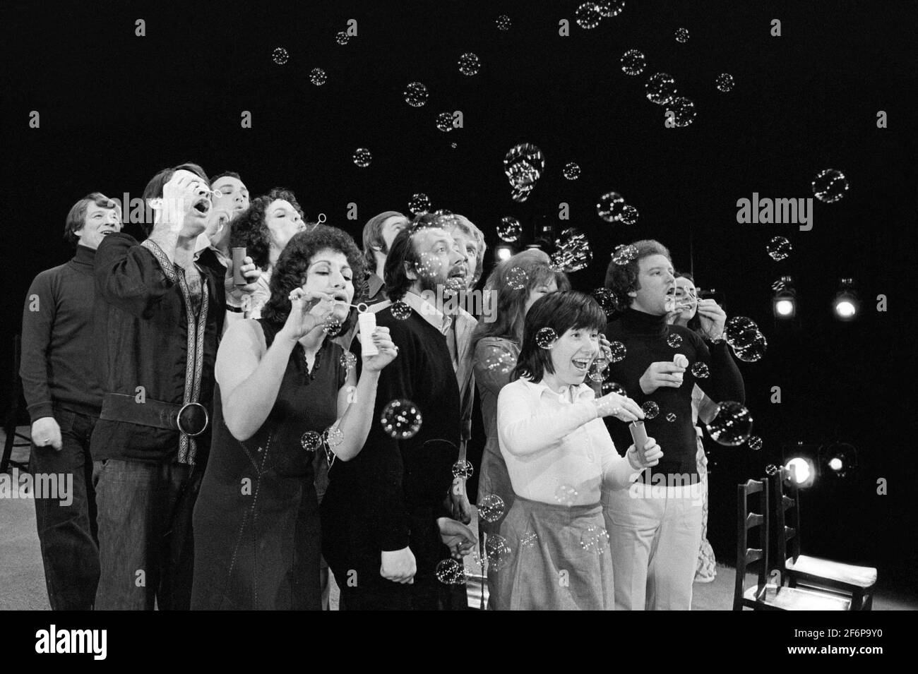 The Company in UNDER MILK WOOD by Dylan Thomas at the Shaw Theatre, London NW1 24/06/1974 conçu et réalisé par James Roose-Evans Lighting: Dominic March Banque D'Images