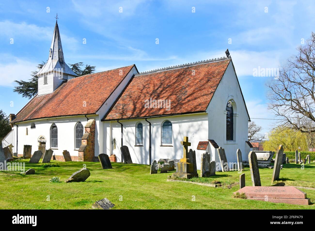 En hiver historique 12ème siècle Lambourne médiévale grade II paroisse classée Bâtiment de l'église et anciennes pierres tombales penchées dans l'abridge du cimetière Essex Royaume-Uni Banque D'Images